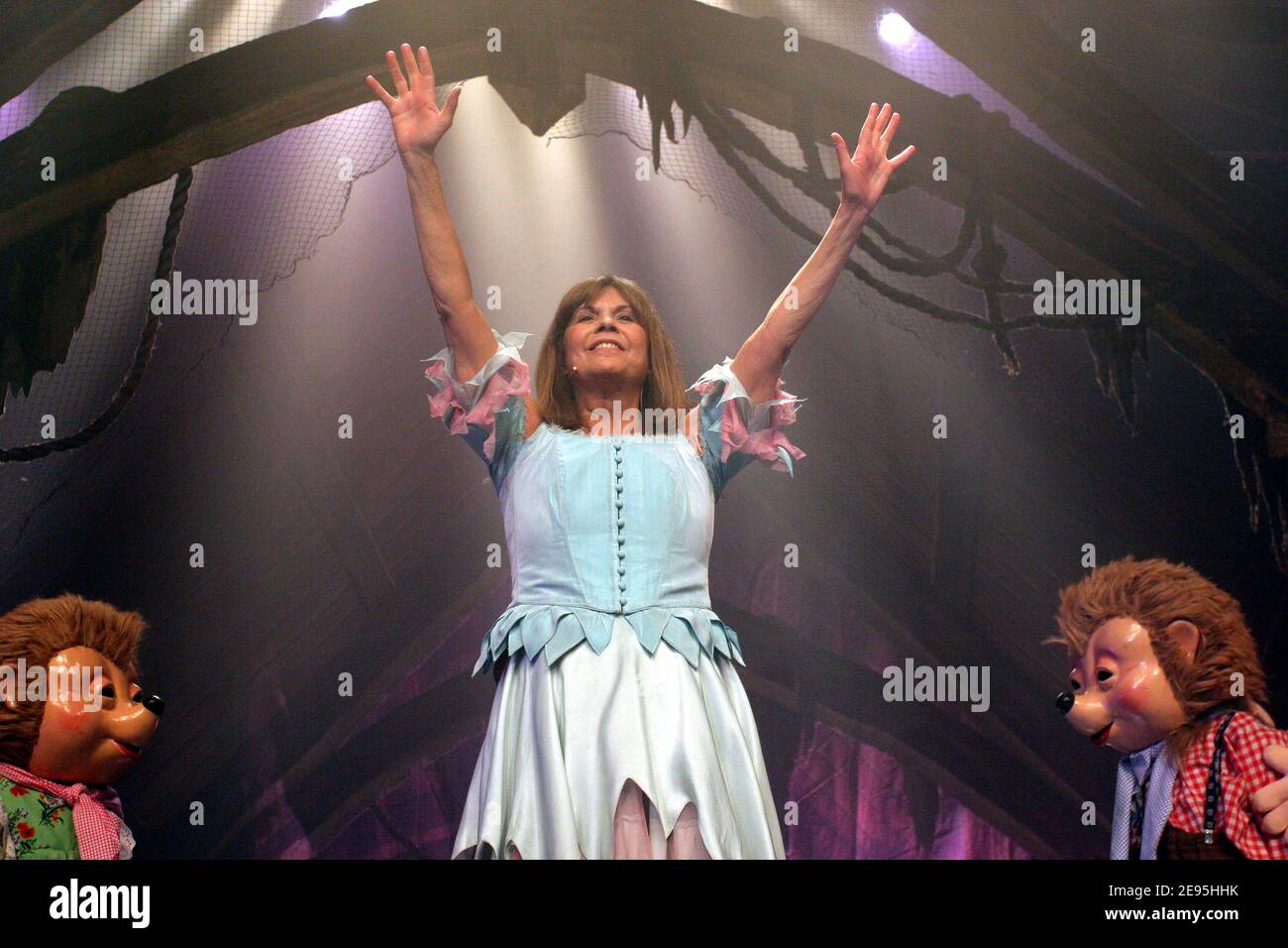 La chanteuse française Chantal Goya joue en direct sur la scène du Palais des Congrès à Paris, en France, le 28 janvier 2006. Photo de Benoit Pinguet/ABACAPRESS.COM Banque D'Images