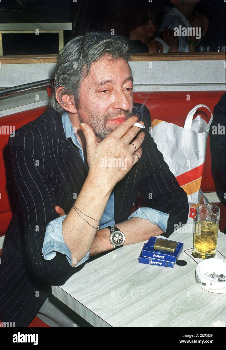Le chanteur français Serge Gainsbourg fumant et buvant du whisky dans un  pub près de Montparnasse à Paris, France, le 1987 septembre. Photo de  Christophe Geyres/ABACAPRESS.COM Photo Stock - Alamy