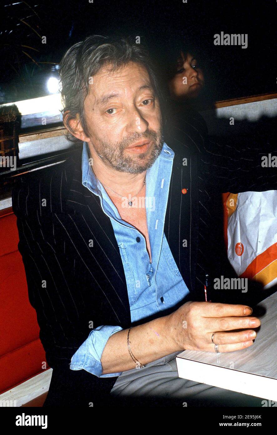 Le chanteur français Serge Gainsbourg fumant et buvant du whisky dans un pub près de Montparnasse à Paris, France, le 1987 septembre. Photo de Christophe Geyres/ABACAPRESS.COM Banque D'Images