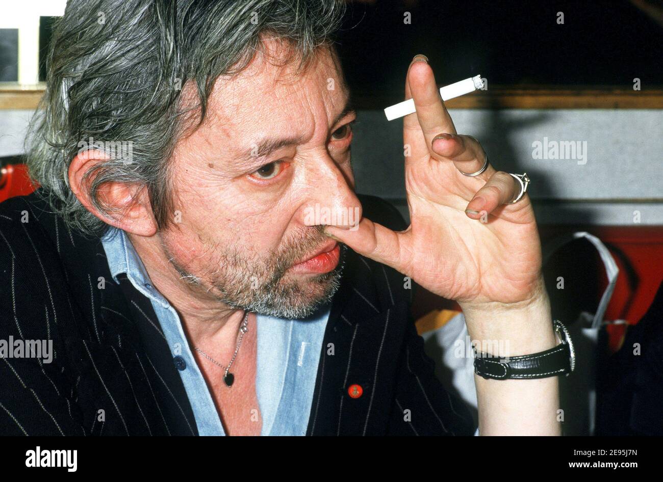 Le chanteur français Serge Gainsbourg fumant et buvant du whisky dans un pub près de Montparnasse à Paris, France, le 1987 septembre. Photo de Christophe Geyres/ABACAPRESS.COM Banque D'Images