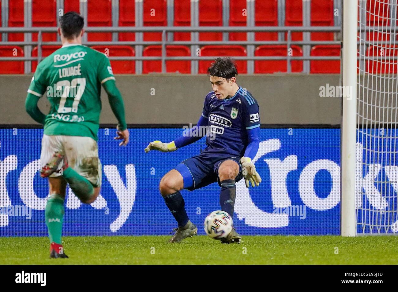 ANTWERPEN, BELGIQUE - 2 FÉVRIER : Quentin Louage de la Louvière, gardien de but Clément Libertiaux de la Louvière pendant le match de la coupe Croky entre Royal Banque D'Images