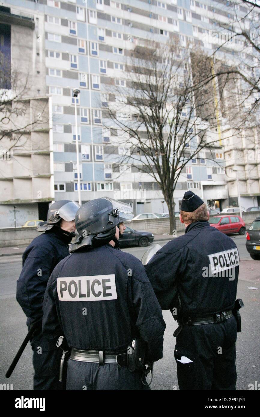 Unités de police françaises lors d'une opération dans la sensible Cité des 4000 à la Courneuve près de Paris, France le 31 janvier 2006 tôt le matin, Là où le ministre de l'intérieur Nicolas Sarkozy avait promis il y a quelques mois que la communauté serait nettoyée par 'Kaercher' après qu'un gang ait tiré sur un enfant qui latait la voiture de son père devant son bâtiment. Photo de Mousse/ABACAPRESS.COM Banque D'Images