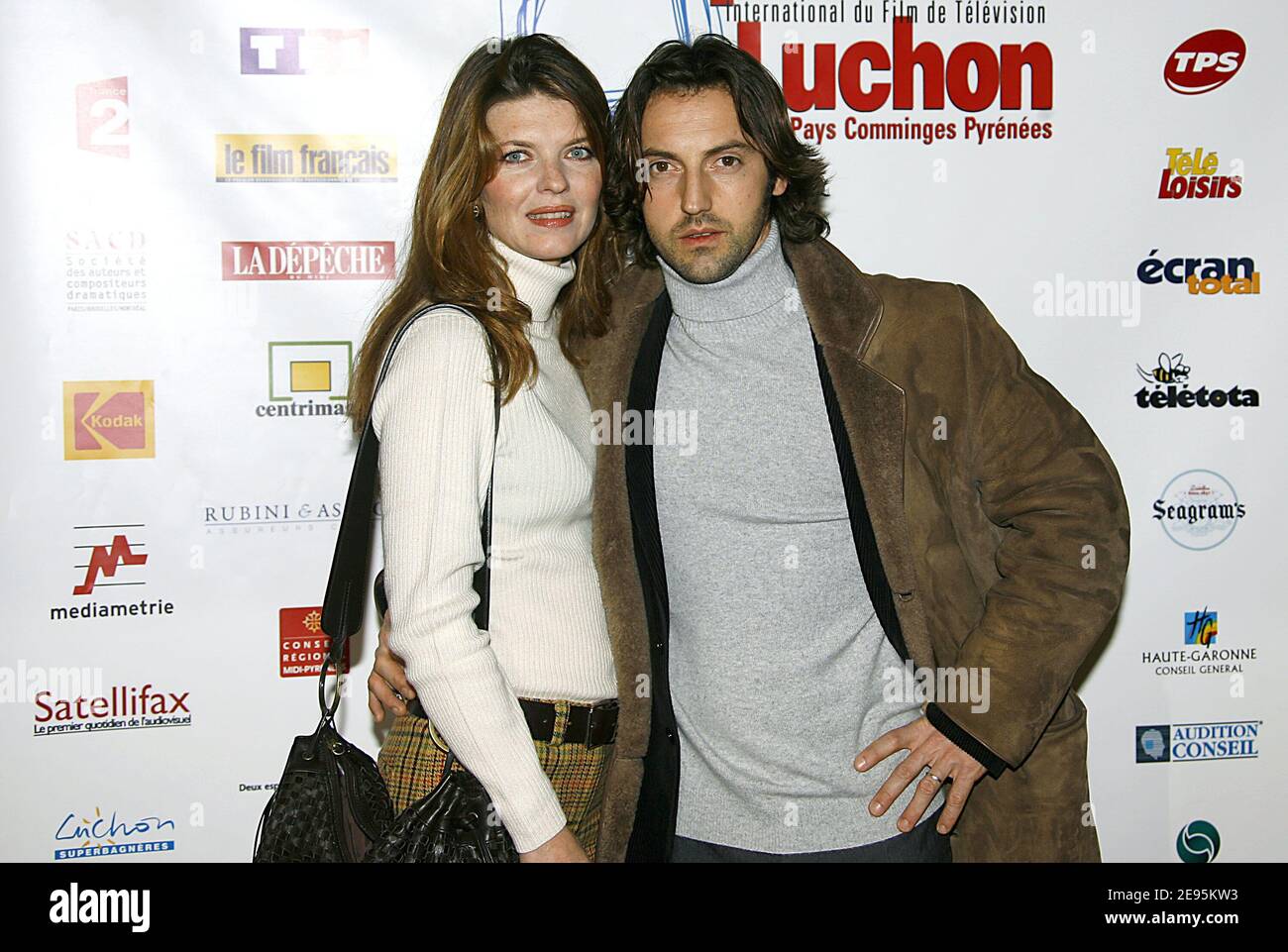 Frédéric Diefenthal et son épouse Gwendoline posent lors du 8e Festival international du film télévisé de Luchon dans les Pyrénées françaises, le 4 février 2006. Photo de Patrick Bernard/ABACAPRESS.COM. Banque D'Images