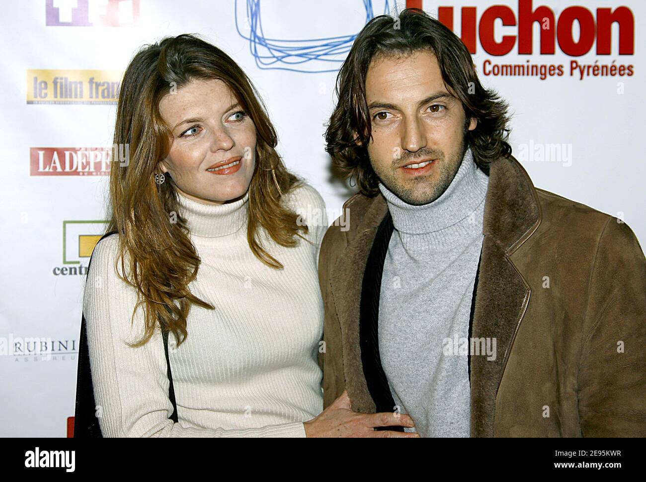 Frédéric Diefenthal et son épouse Gwendoline posent lors du 8e Festival international du film télévisé de Luchon dans les Pyrénées françaises, le 4 février 2006. Photo de Patrick Bernard/ABACAPRESS.COM. Banque D'Images