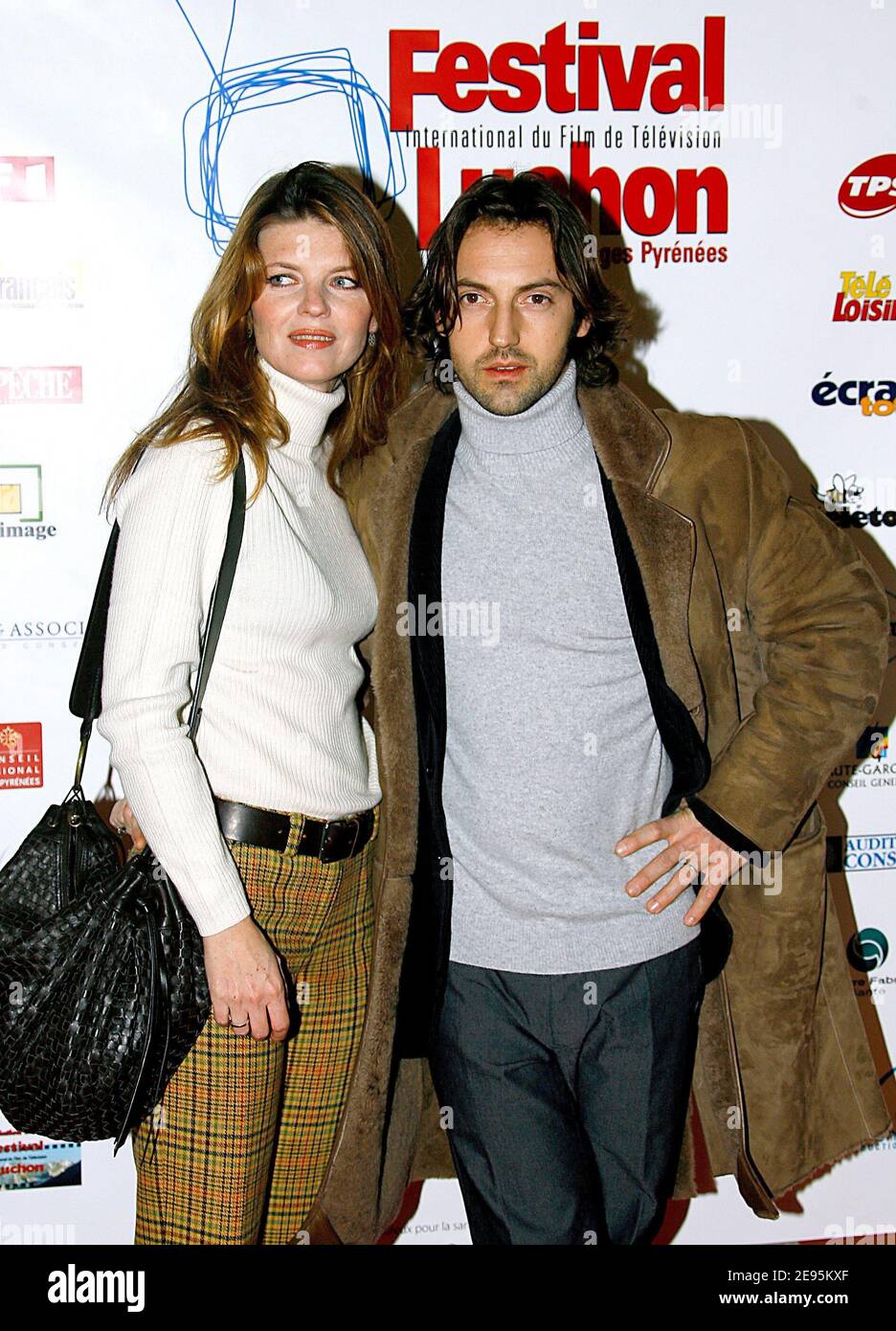 Frédéric Diefenthal et son épouse Gwendoline posent lors du 8e Festival international du film télévisé de Luchon dans les Pyrénées françaises, le 4 février 2006. Photo de Patrick Bernard/ABACAPRESS.COM. Banque D'Images