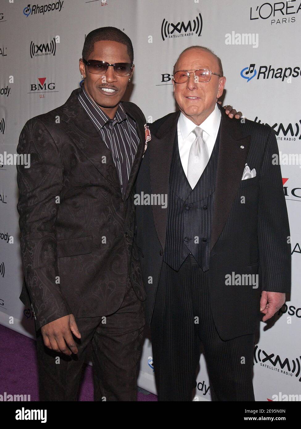 Jamie Foxx et Clive Davis assistent à la soirée des Prix pré-GRAMMY 2006 de Clive Davis qui s'est tenue à l'hôtel Beverly Hilton de Los Angeles, CA, USA le 7 février 2006. Photo de Lionel Hahn/ABACAPRESS.COM Banque D'Images