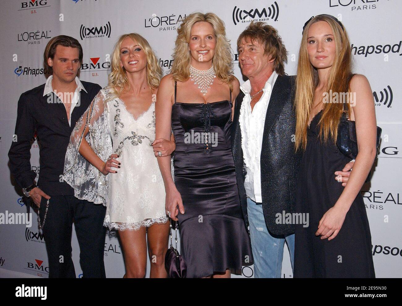 Sean Stewart, Kimberly Stewart, Penny Lancaster, Rod Stewart et Ruby Stewart assistent à la soirée des Prix pré-GRAMMY 2006 de Clive Davis qui s'est tenue à l'hôtel Beverly Hilton de Los Angeles, CA, États-Unis, le 7 février 2006. Photo de Lionel Hahn/ABACAPRESS.COM Banque D'Images