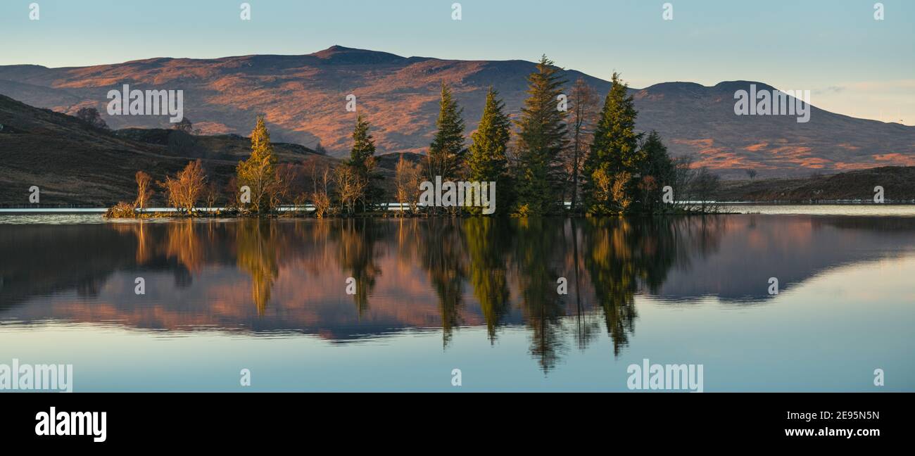 Loch Tarff avec réflexions au coucher du soleil Banque D'Images