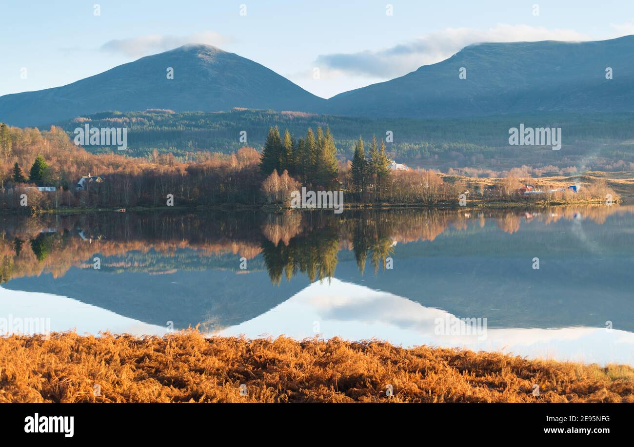 Loch Tarff avec réflexions au coucher du soleil Banque D'Images