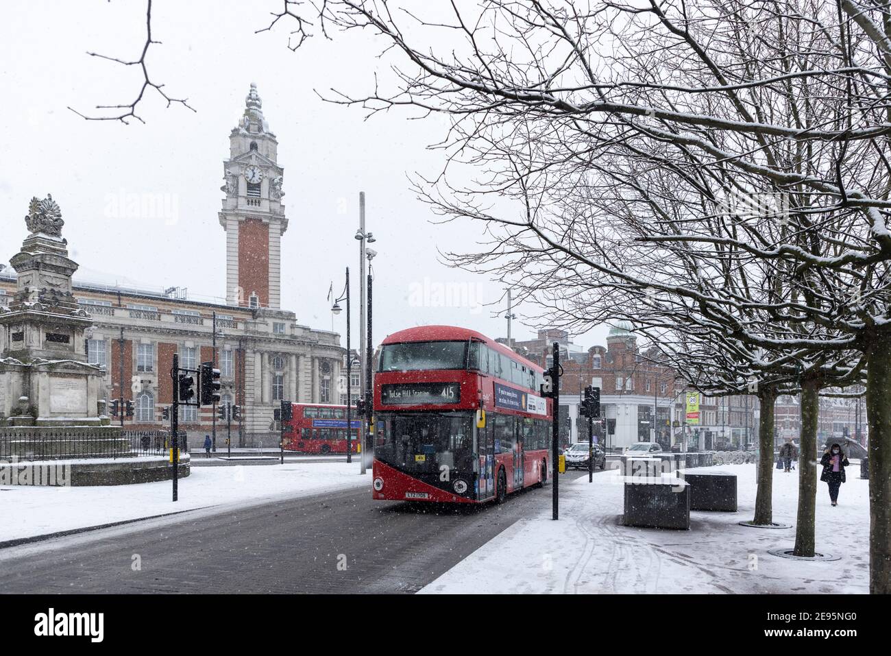 Un bus passe le long de la route EFFRA pendant la neige abondante avec l'hôtel de ville de Lambeth en arrière-plan, Brixton, Londres, 24 janvier 2021 Banque D'Images