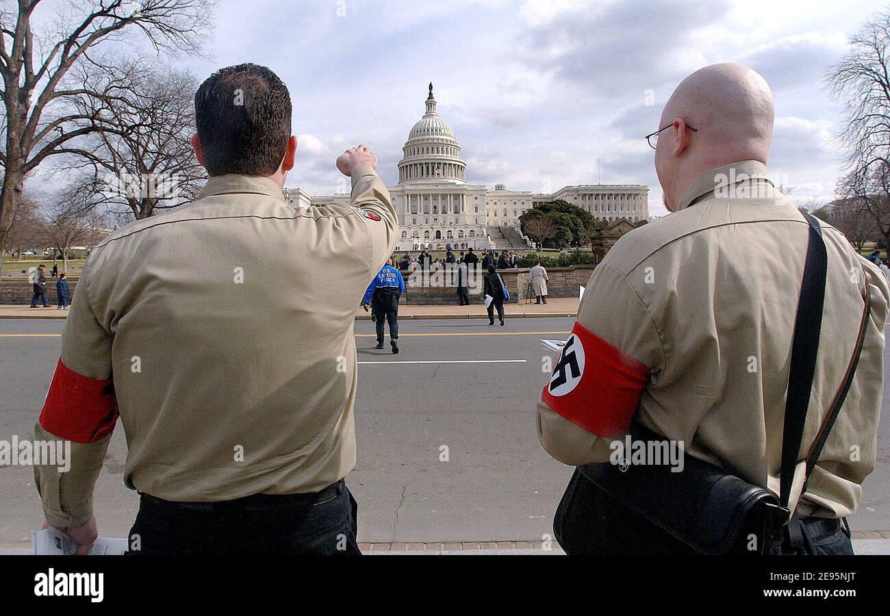 Les membres du Parti nazi américain sont dirigés par un rassemblement organisé par le projet Minuteman à Capitol Hill à Washington, DC, Etats-Unis le 8 février 2006. Le projet Minuteman dénonce la législation sur les travailleurs invités actuellement en instance devant le Congrès. Photo par Olivier Douliery/ABACAPRESS.COM Banque D'Images