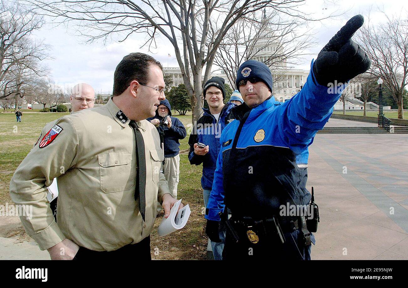 Un policier du Capitole expulse des membres du Parti nazi américain qui assistent à un rassemblement organisé par le projet Minuteman sur Capitol Hill à Washington, DC, Etats-Unis, le 8 février 2006. Le projet Minuteman dénonce la législation sur les travailleurs invités actuellement en instance devant le Congrès. Photo par Olivier Douliery/ABACAPRESS.COM Banque D'Images