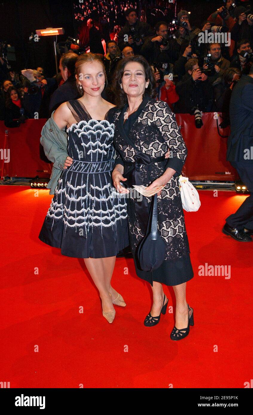 Les actrices allemandes Nadja Uhl (l) et Hannelore Elsner assistent à la cérémonie d'ouverture du 56. Festival international du film à Berlin, Allemagne, le 9 février 2006. Photo de Bruno Klein/ABACAPRESS.COM Banque D'Images
