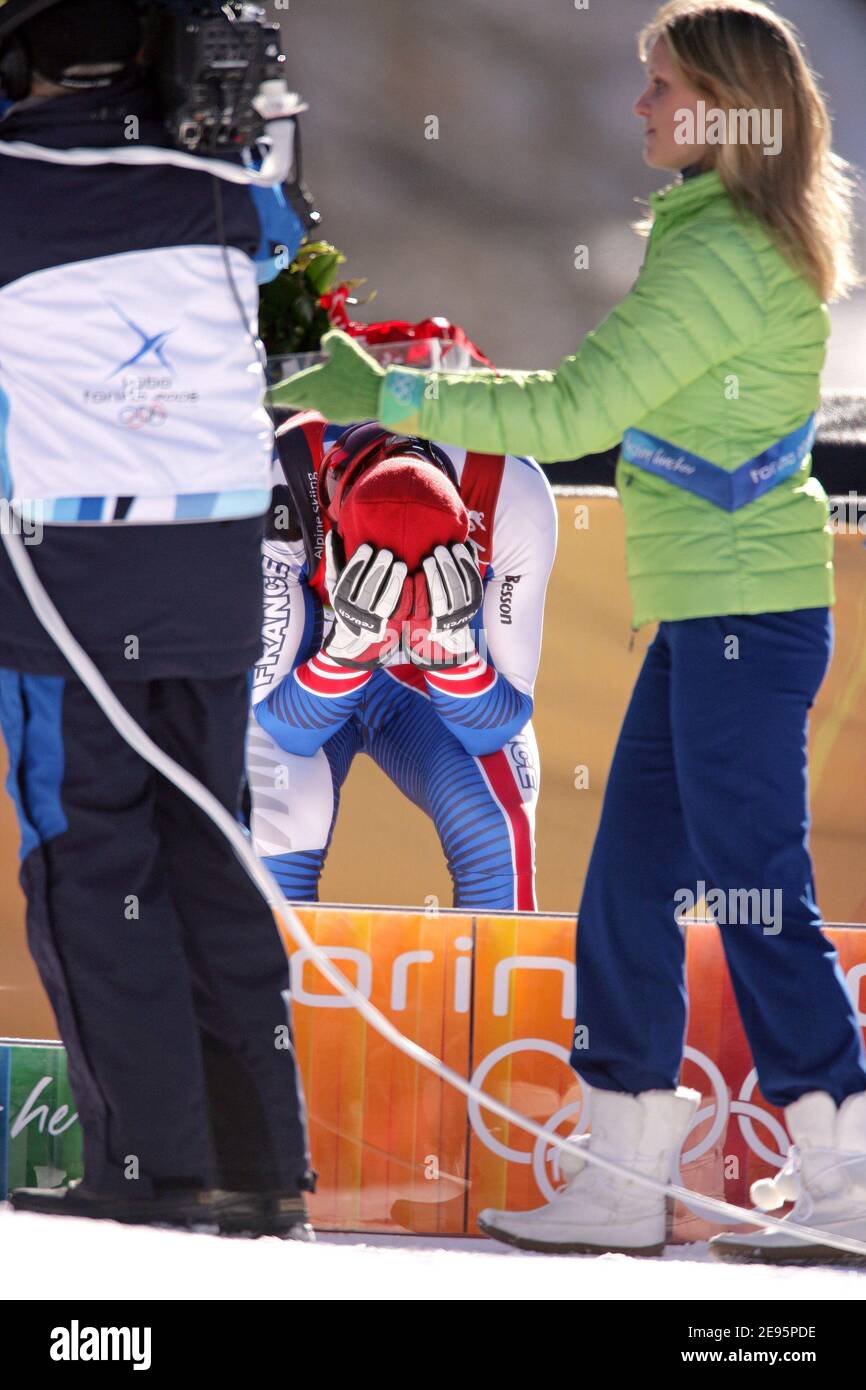 Antoine Deneriaz, de France, remporte la médaille d'or lors de la course de descente olympique masculine aux Jeux Olympiques d'hiver de Turin 2006 à Sestriere, en Italie, le 12 février 2006. Les XXes Jeux Olympiques d'hiver se dérouleront du 10 au 26 février 2006. Photo de Gouhier-Nebinger-Orban/ABACAPRESS.COM Banque D'Images