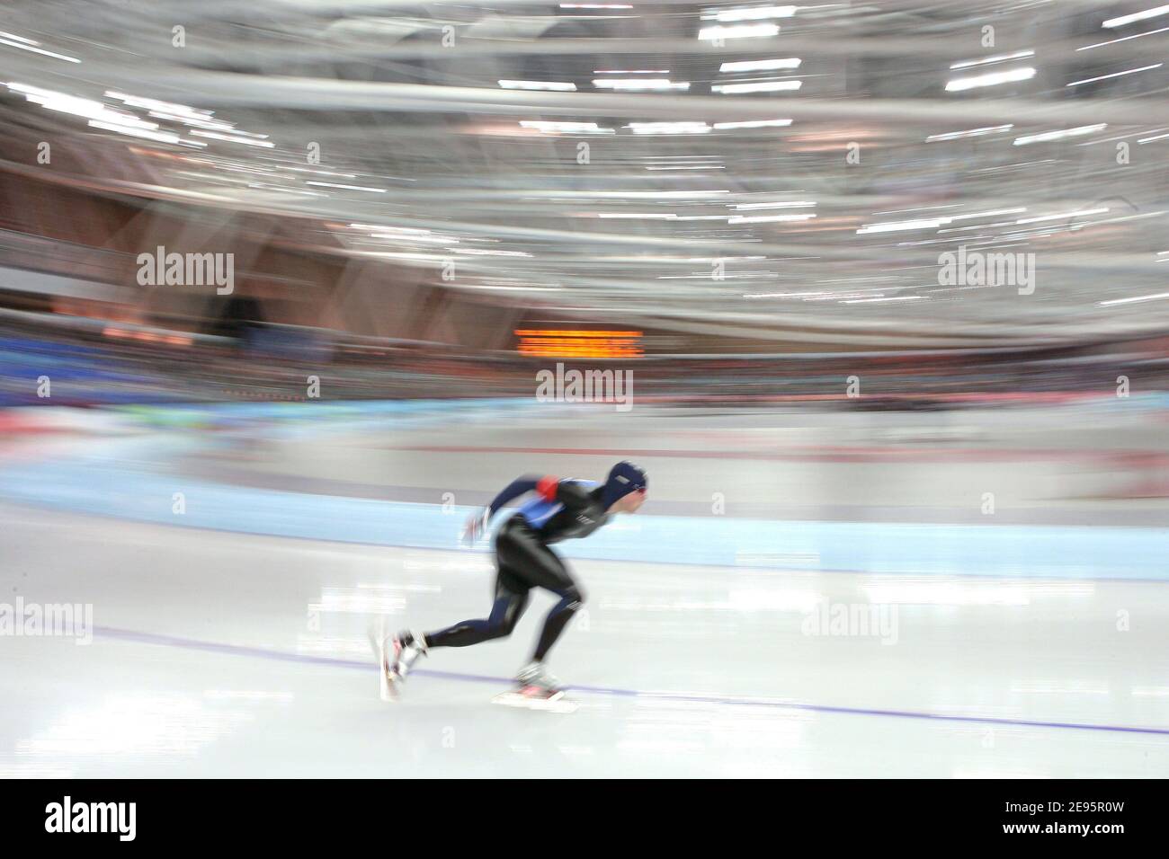 Concurrents pendant la course de patinage de vitesse 500 mètres pour hommes aux Jeux Olympiques d'hiver de Turin 2006 à Oval Lingotto à Turin, Italie le 13 février 2006 les XX Jeux Olympiques d'hiver se dérouleront du 10 au 26 février 2006. Photo de Gouhier-Nebinger-Orban/Cameleon/ABACAPRESS.COM Banque D'Images