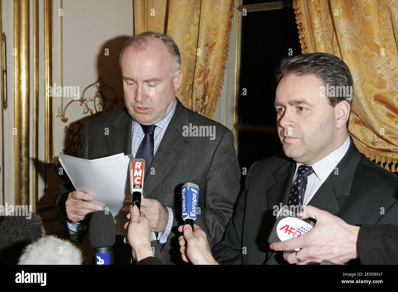 Le ministre de l'Agriculture, Dominique Bussereau (L) et le ministre de la Santé et de la solidarité, Xavier Bertrand, tiennent une conférence de presse à Paris (France) le 17 février 2006 pour parler de l'arrivée en France du virus H5N1 détecté pour la première fois dans un canard mort trouvé dans le département d'Ain, Au nord de la ville de Lyon. Photo de Laurent Zabulon/ABACAPRESS.COM Banque D'Images