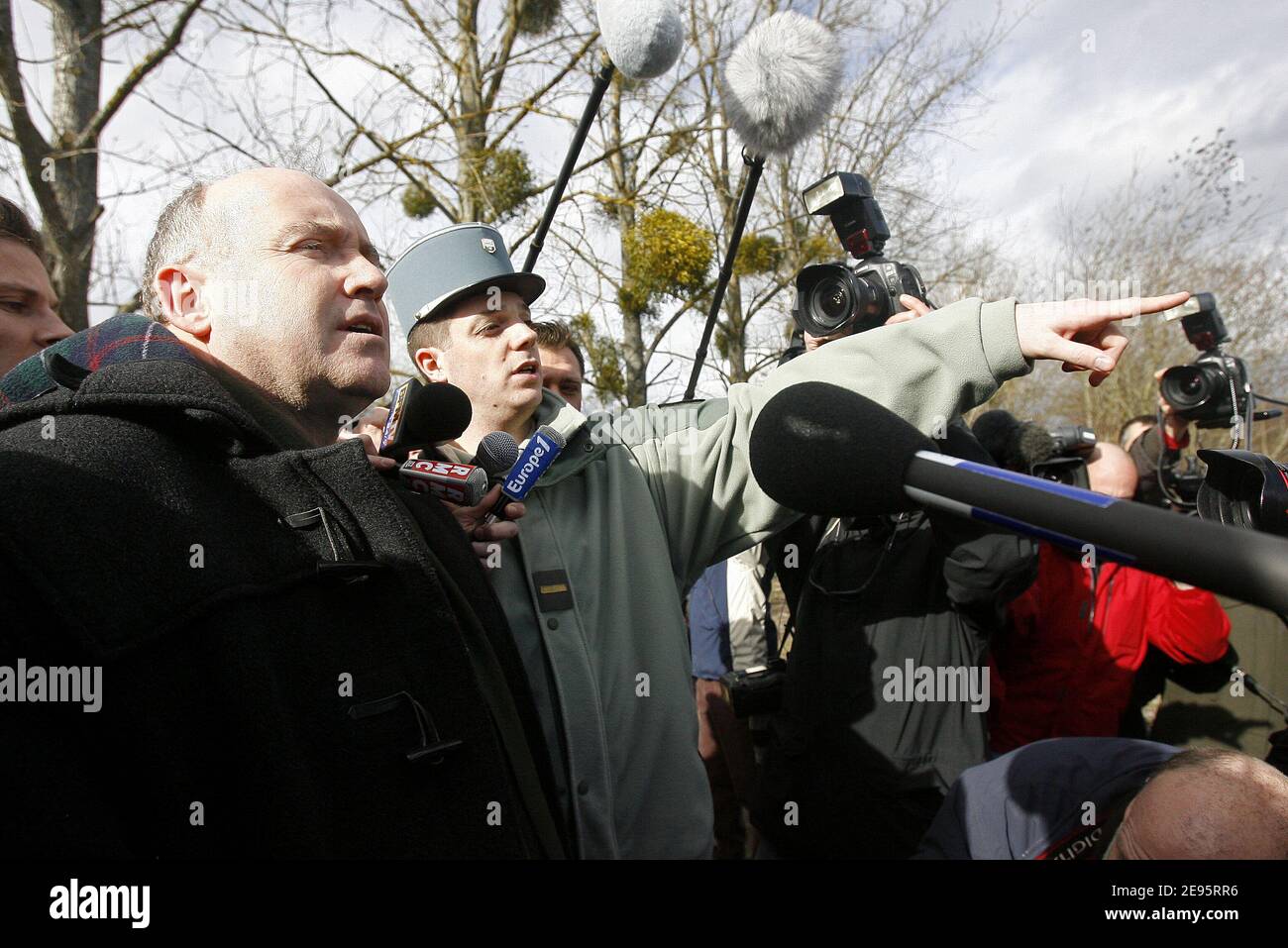 Le ministre de l'Agriculture, Dominique Bussereau, visite une ferme dans le village de Joyeux, Ain, au nord de Lyon, France le 18 février 2006 pour parler de l'arrivée présumée en France du virus H5N1 détecté pour la première fois dans un canard mort photo par Mehdi Taamallah/ABACAPRESS.COM Banque D'Images