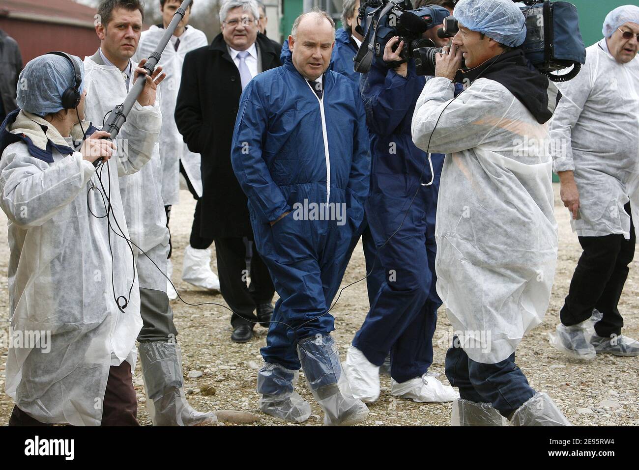 Le ministre de l'Agriculture, Dominique Bussereau, visite une ferme dans le village de Joyeux, Ain, au nord de Lyon, France le 18 février 2006 pour parler de l'arrivée présumée en France du virus H5N1 détecté pour la première fois dans un canard mort photo par Mehdi Taamallah/ABACAPRESS.COM Banque D'Images