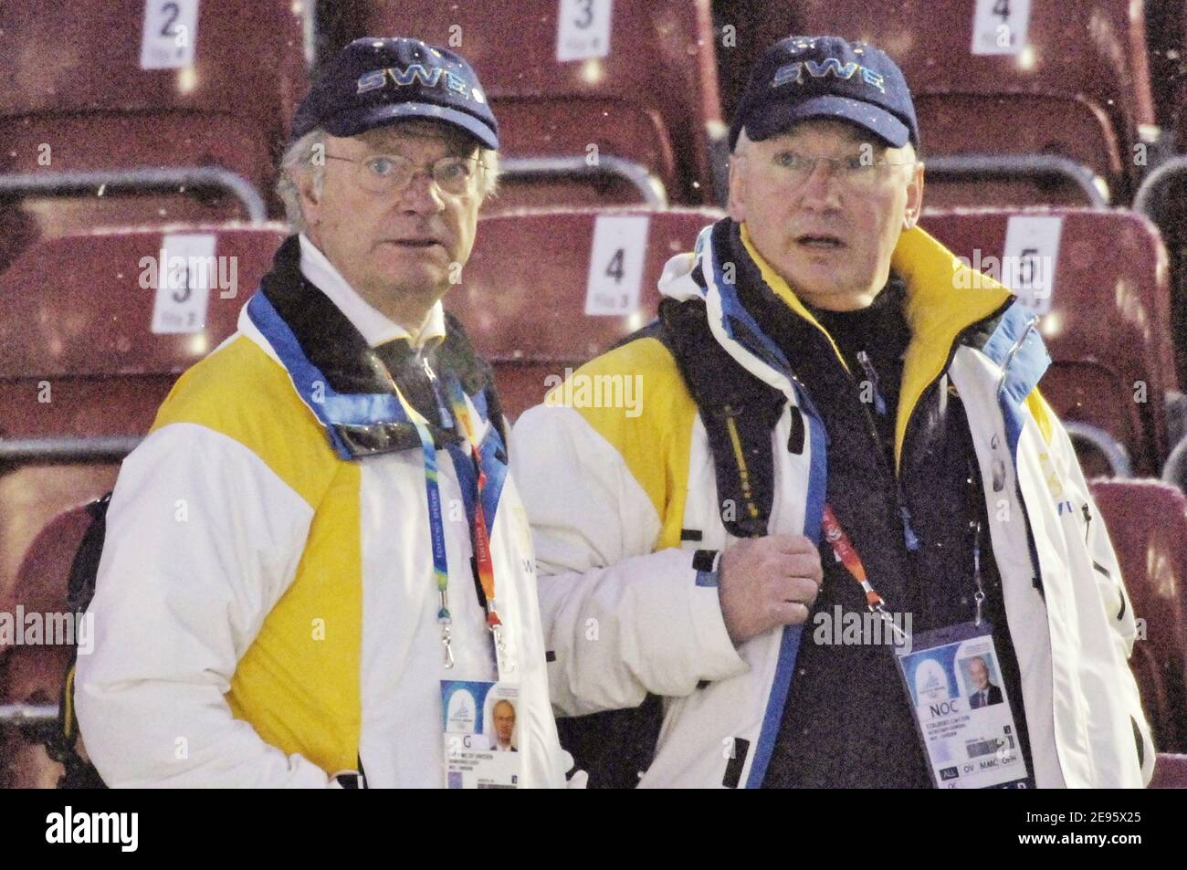 Le roi Carl Gustav de Suède et le prince Carl Philip assistent au slalom masculin de ski alpin aux Jeux olympiques d'hiver de Sestrières, en Italie, le 25 février 2006. Photo de Nicolas Gouhier/Cameleon/ABACAPRESS.COM Banque D'Images