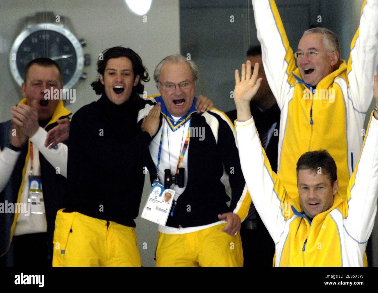 Le roi Carl Gustav de Suède et son fils le prince Carl Philip réagissent comme des fans de hockey passionnés au milieu d'une délégation suédoise lors de la finale masculine de hockey sur glace Suède contre Finlande tenue au Palasport Olympico, à Turin, Italie, le 26 février 2006. La Suède a gagné l'or, battue la Finlande (argent) 3-2. Photo de Nicolas Gouhier/ABACAPRESS.COM Banque D'Images