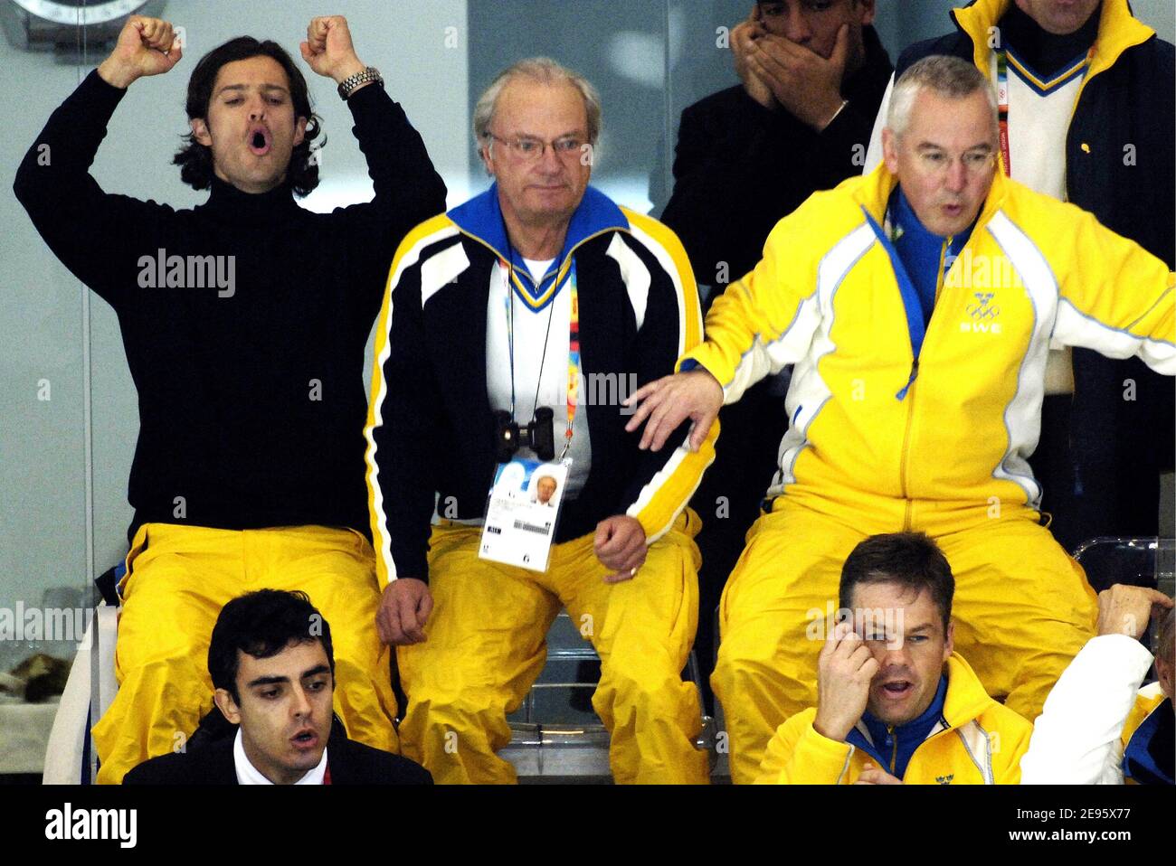 Le roi Carl Gustav de Suède et son fils le prince Carl Philip réagissent comme des fans de hockey passionnés au milieu d'une délégation suédoise lors de la finale masculine de hockey sur glace Suède contre Finlande tenue au Palasport Olympico, à Turin, Italie, le 26 février 2006. La Suède a gagné l'or, battue la Finlande (argent) 3-2. Photo de Nicolas Gouhier/ABACAPRESS.COM Banque D'Images