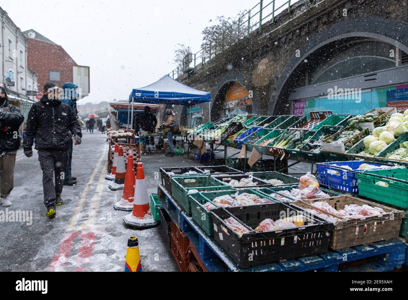 Brixton Station Road Market pendant la neige épaisse, Brixton, Londres, 24 janvier 2021 Banque D'Images