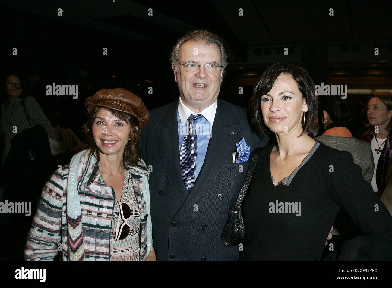 L'actrice espagnole Victoria Abril, les designers de l'Alliance Alain Dumenil et l'actrice française Mathilda May ont photographié les coulisses après la présentation de la collection prêt-à-porter automne-hiver 2006-2007 de Jean-Louis Scherrer, qui s'est tenue au carrousel du Louvre, à Paris, en France, le 1er mars 2006. Photo de Orban-Taamallah-Zabulon/ABACAPRESS.COM Banque D'Images