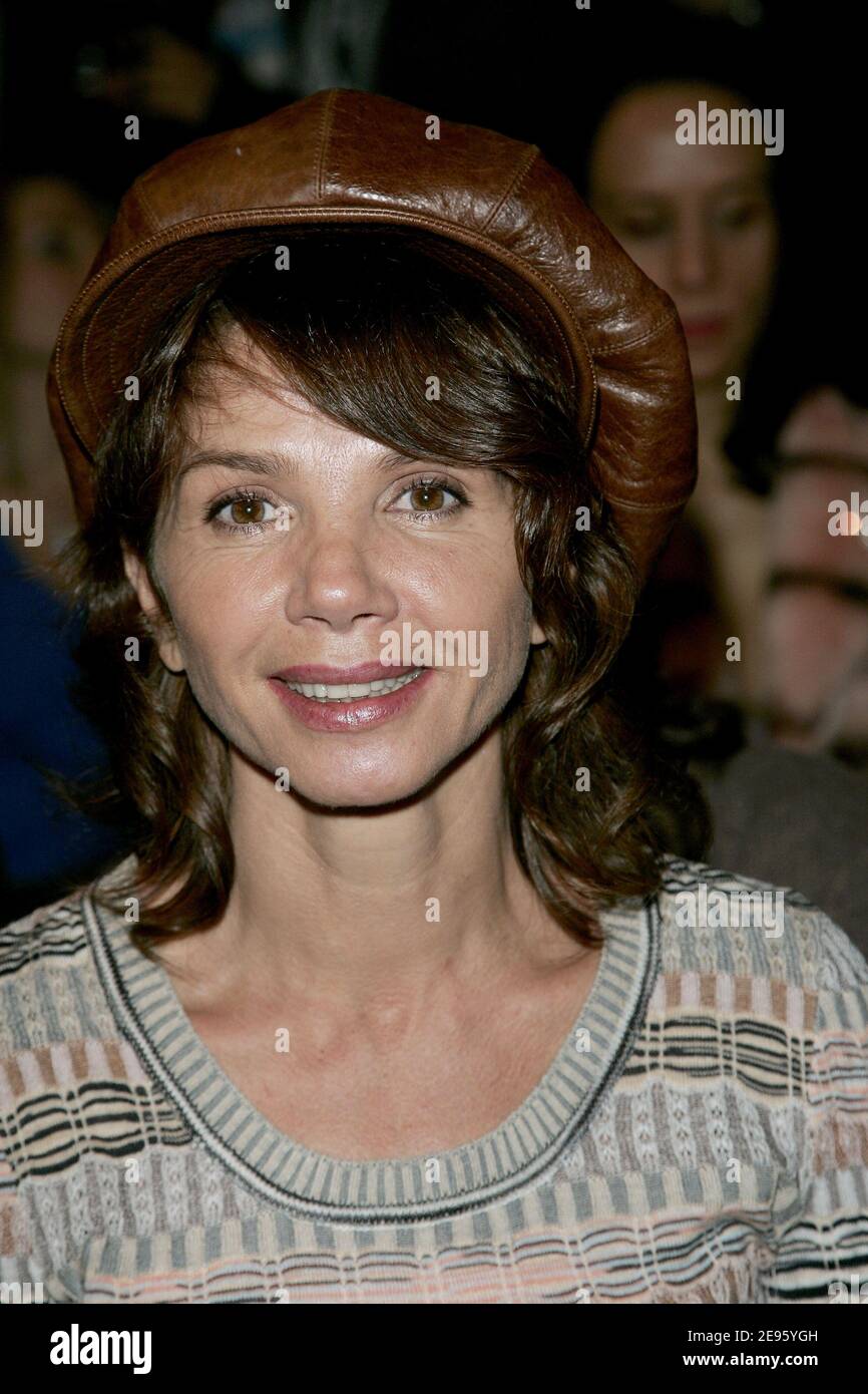 'L'actrice paniste Victoria Abril participe à la présentation de la collection prêt-à-porter automne-hiver 2006-2007 de Jean-Louis Scherrer, qui s'est tenue à ''le carrousel du Louvre'' à Paris, en France, le 1er mars 2006. Photo de Orban-Taamallah-Zabulon/ABACAPRESS.COM' Banque D'Images