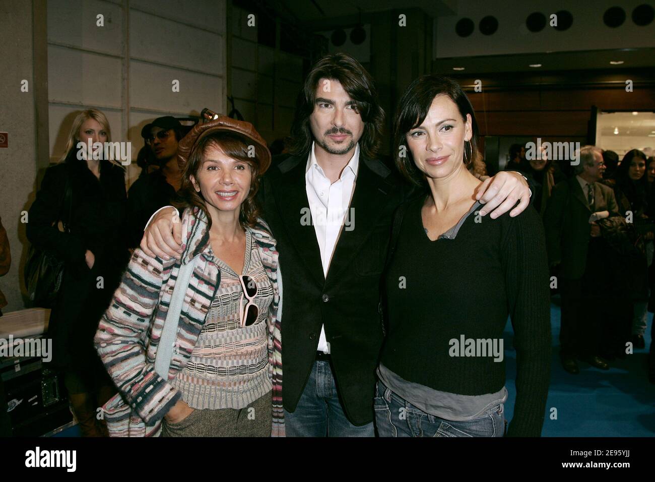 L'actrice espagnole Victoria Abril, la styliste Stephane Rolland et l'actrice Mathilda May ont photographié les coulisses après la présentation de la collection prêt-à-porter automne-hiver 2006-2007 de Jean-Louis Scherrer, qui s'est tenue au carrousel du Louvre à Paris, en France, le 1er mars 2006. Photo de Orban-Taamallah-Zabulon/ABACAPRESS.COM Banque D'Images