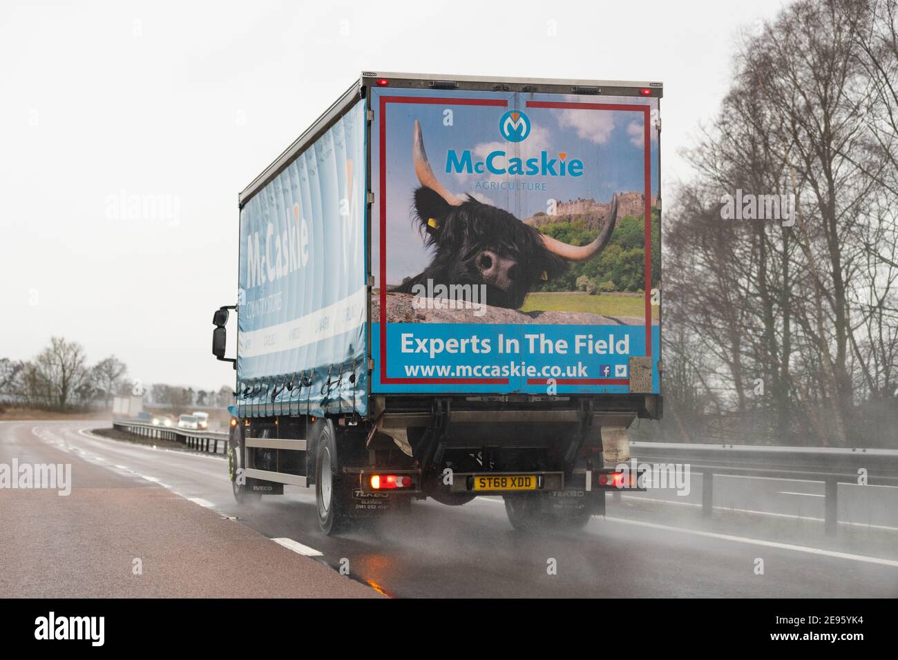 McCaskie Country Stores de Stirling camion de livraison avec une photo d'une vache noire de montagne, Écosse, Royaume-Uni Banque D'Images