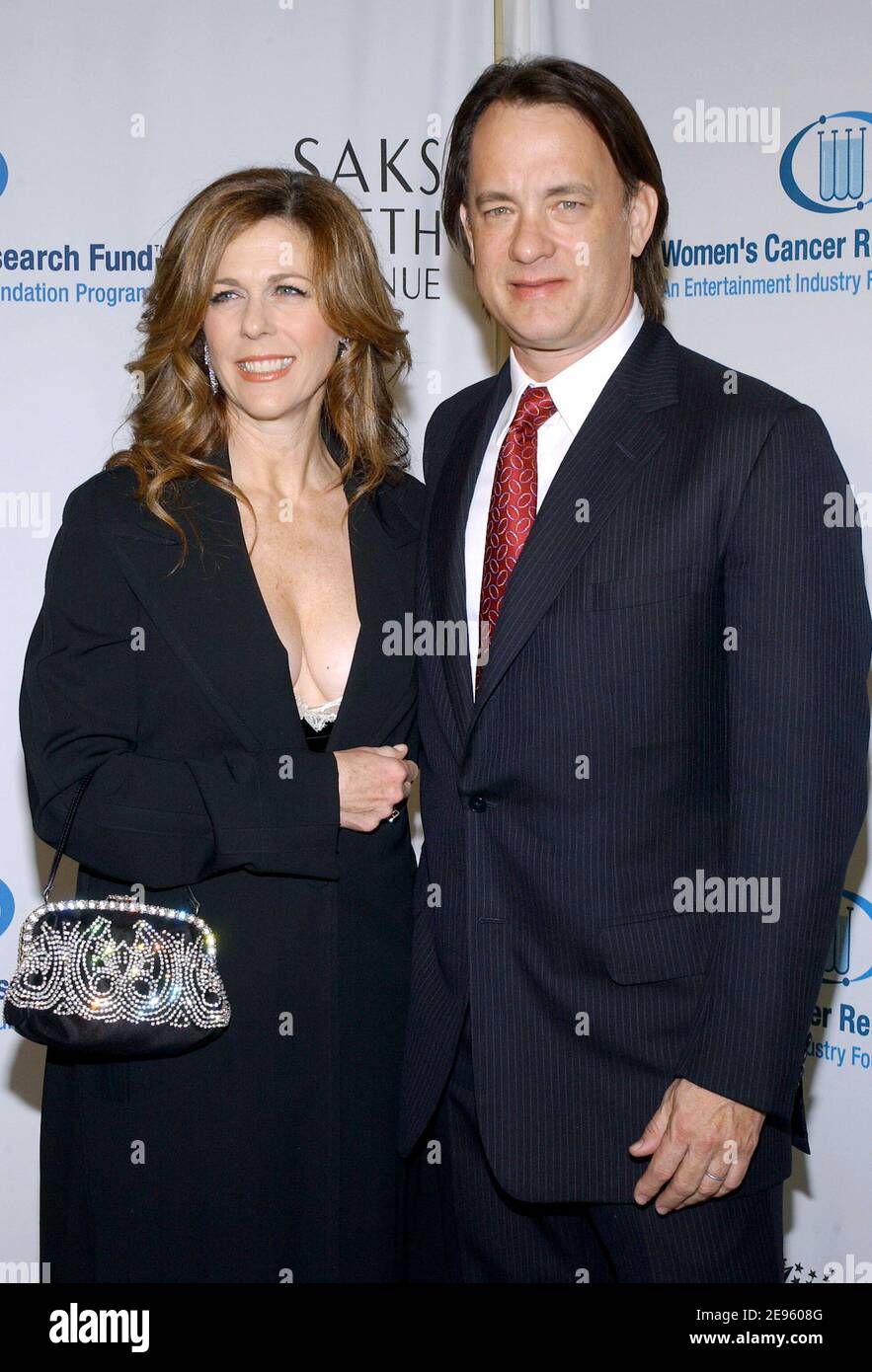Rita Wilson et Tom Hanks assistent à la soirée inoubliable de Saks Fifth  Avenue en l'honneur de Melissa Etheridge par le Fonds de recherche sur le  cancer des femmes du FEI. Los
