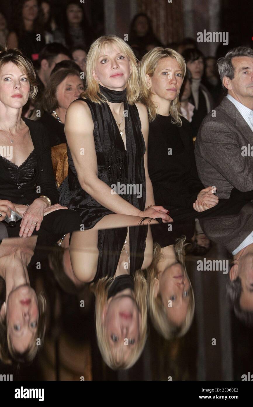 Courtney Love participe au salon de mode prêt-à-porter automne-hiver 2006-2007 de Stella McCartney, qui s'est tenu au « Grand Hotel » à Paris, en France, le 2 mars 2006. Photo de Orban-Taamallah-Zabulon/ABACAPRESS.COM Banque D'Images
