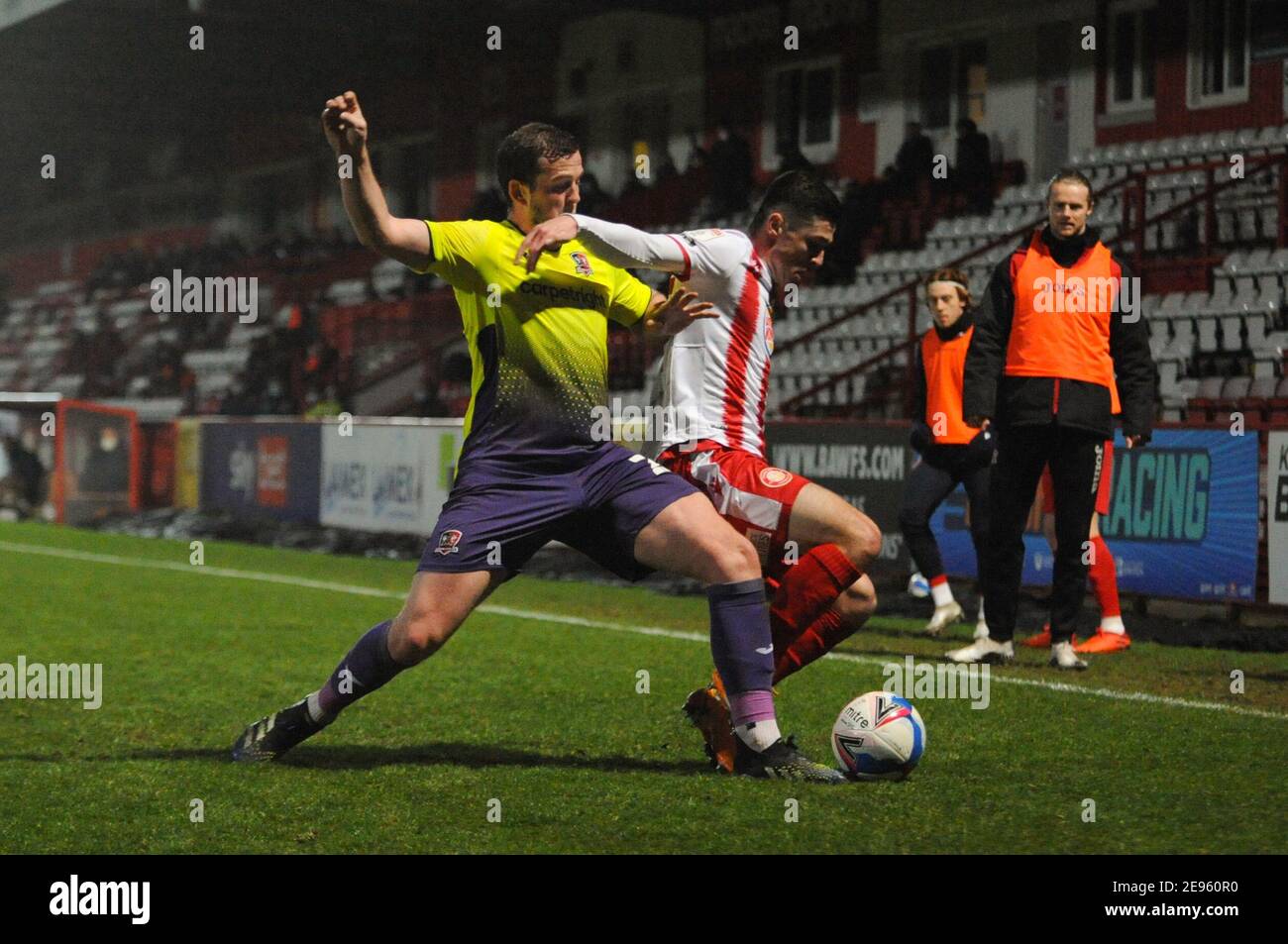 Stevenage, Hertfordshire, Royaume-Uni. 2 février 2021. Exeters Pierce Sweeney fout les Stevenages Jack Aitchison lors du match Sky Bet League 2 entre Stevenage et Exeter City au stade Lamex, Stevenage, le mardi 2 février 2021. (Credit: Ben Pooley | MI News) Credit: MI News & Sport /Alay Live News Banque D'Images