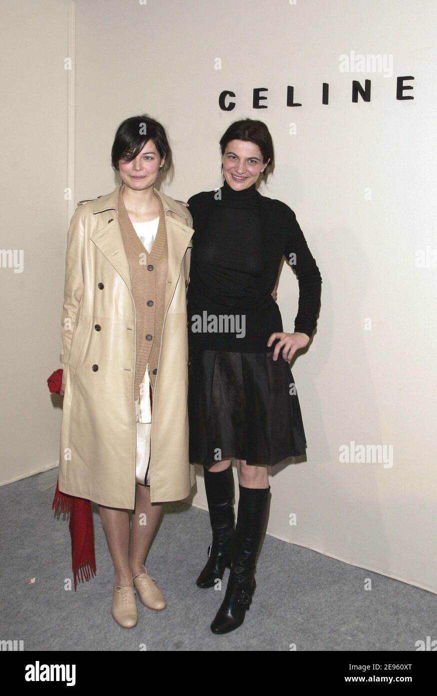 L'actrice française Marianne Denicourt et la styliste croate Ivana Omazi posent des coulisses après le 2006-2007 défilé prêt-à-porter d'Ivana pour Céline à Paris, en France, le 2 mars 2006. Photo de Orban-Taamallah-Zabulon/ABACAPRESS.COM Banque D'Images