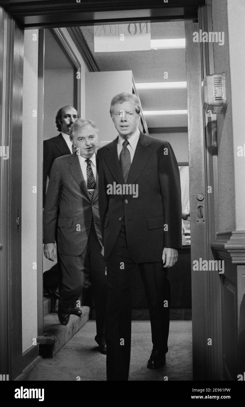 Le président américain Jimmy carter marche avec des membres de la Three Mile Island Commission, Washington D.C., États-Unis, Marion S. Trikosko, 30 octobre 1979 Banque D'Images