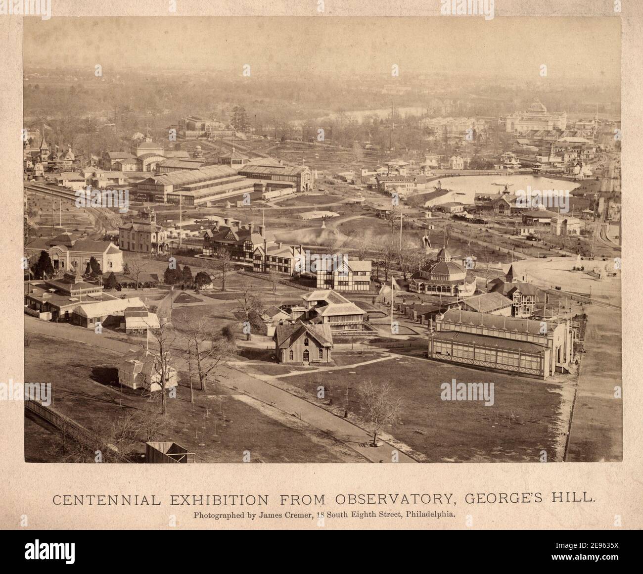 Vue panoramique du parc d'expositions Centennial depuis l'observatoire George's Hill, Philadelphie, Pennsylvanie, 1876. Photographie de James Cremer (1821 - 1893). Banque D'Images