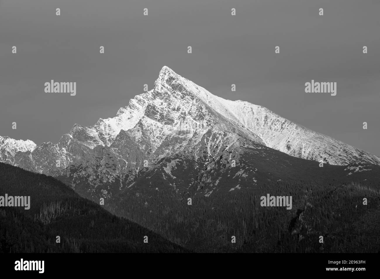 Paysage de montagne étonnant crête de Krivan (2494m) symbole de la Slovaquie dans les montagnes des Hautes Tatras, Slovaquie Banque D'Images