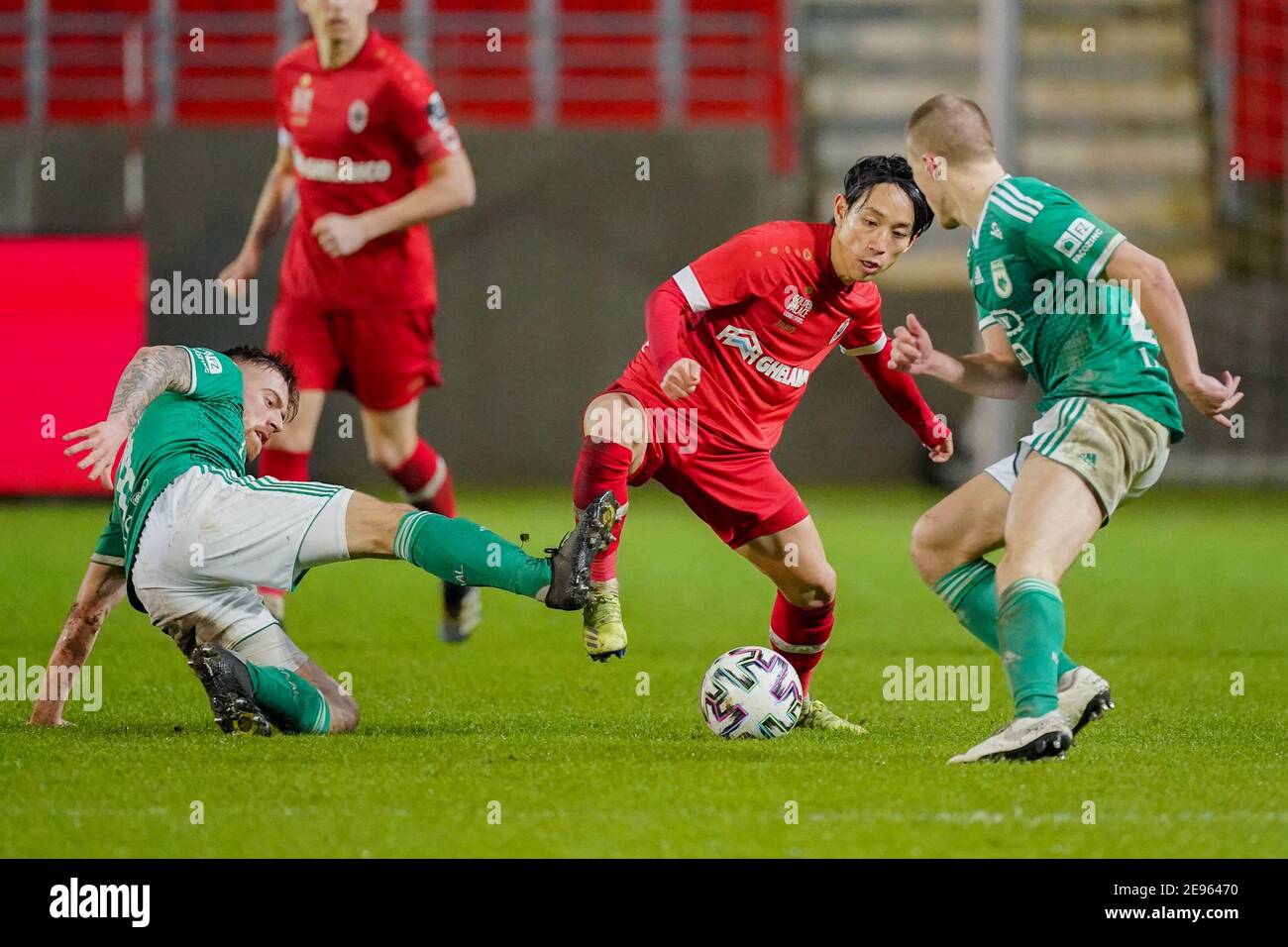 ANTWERPEN, BELGIQUE - 2 FÉVRIER : Thomas Vanhecke de la Louvière, Koji Miyoshi de Royal Anvers, Mathias Francotte de la Louvière pendant la coupe Croky Banque D'Images