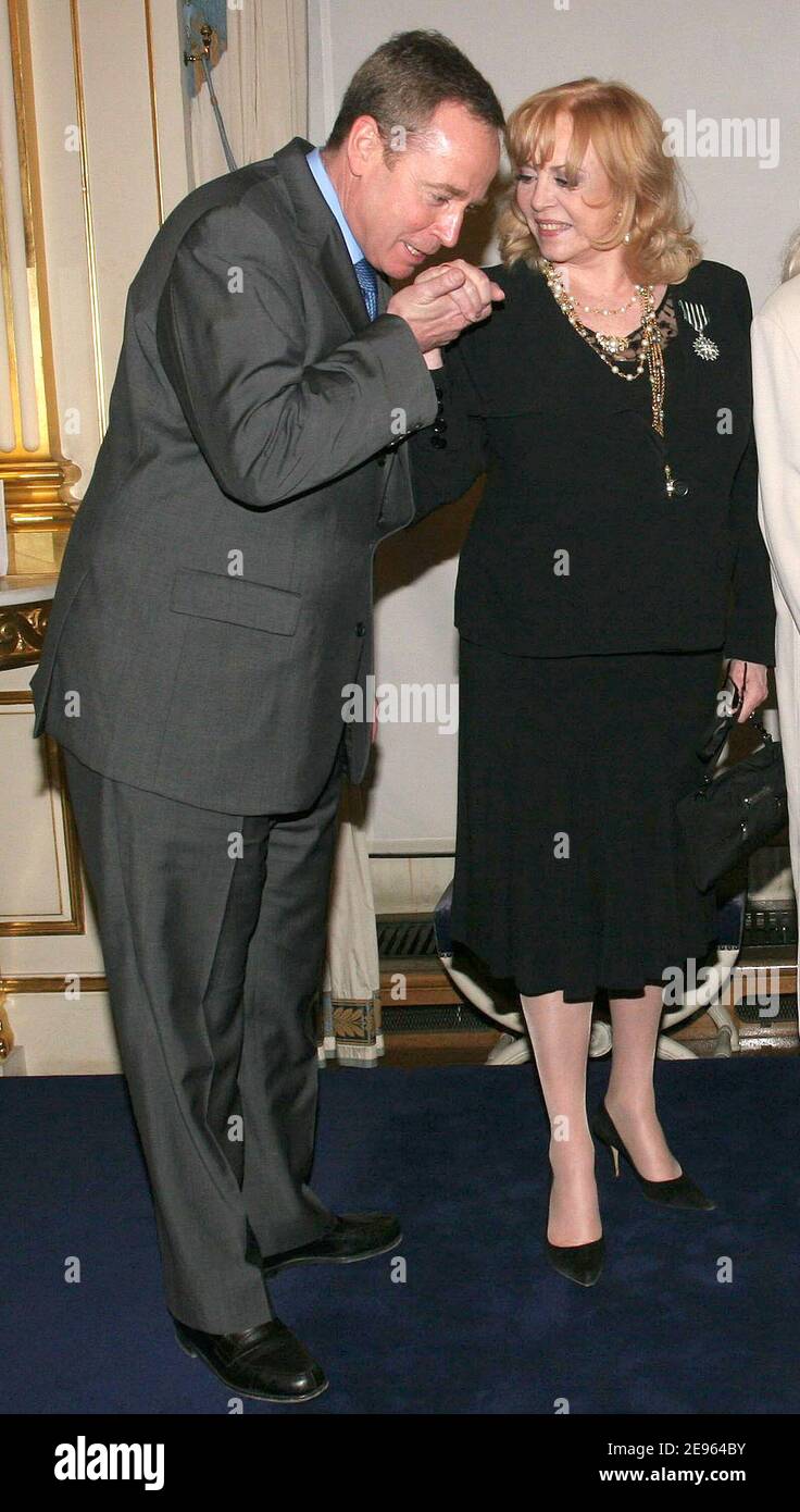 Michele Mercier reçoit la médaille du Chevalier des Arts et des lettres par la ministre de la Culture, Renaud Donnedieu de Vabres, lors d'une cérémonie qui s'est tenue au ministère de la Culture, à Paris, en France, le 6 mars 2006. Photo de Benoir Pinguet/ABACAPRESS.COM Banque D'Images