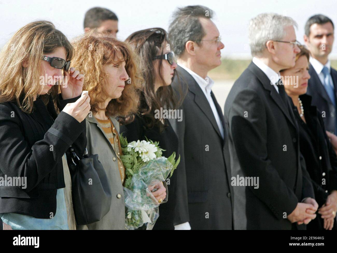 Les membres de la famille du Français Michel Seurat sont rejoints par l'ancien otage Jean-Paul Kauffmann et l'ambassadeur français au Liban, Bernard Emie, lors de la cérémonie de remise des restes de leur père à Beyrouth, le 7 mars 2006. Le corps de Seurat, qui a été enlevé il y a plus de 20 ans dans le sud de Beyrouth, a été retrouvé en octobre dernier dans la capitale libanaise, identifié par analyse de l'ADN, et renvoyé mardi en France à bord d'un avion présidentiel français. Seurat, un chercheur kidnappé le 22 mai 1985, a été annoncé comme mort un an plus tard dans une déclaration du groupe militant Jihad islamique, qui a déclaré Banque D'Images