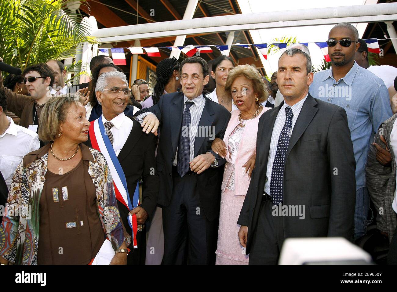 Le ministre français de l'intérieur Nicolas Sarkozy accompagné du maire de Basse-Terre, Guy Georges, et de l'ancien ministre Lucette Michaux-Chevry lorsqu'il se rend à point A Pitre, en Guadeloupe, le 9 mars 2006. Sarkozy est dans les Antilles françaises pour une visite de deux jours. Photo de Mehdi Taamallah/ABACAPRESS.COM Banque D'Images