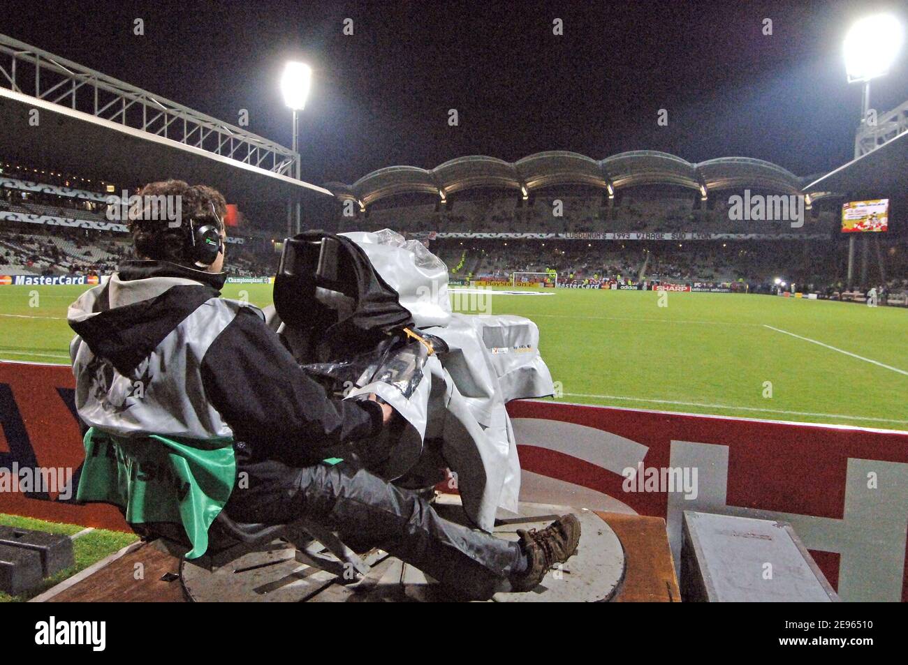 Caméraman lors du match de l'UEFA Champions League, Olympic Lyonnais contre PSV Eindhoven au stade Gerland à Lyon, France, le 8 mars 2006. Le Lyonnais olympique a gagné 4-0. Photo de Stéphane Kempinaire/Cameleon/ABACAPRESS.COM Banque D'Images