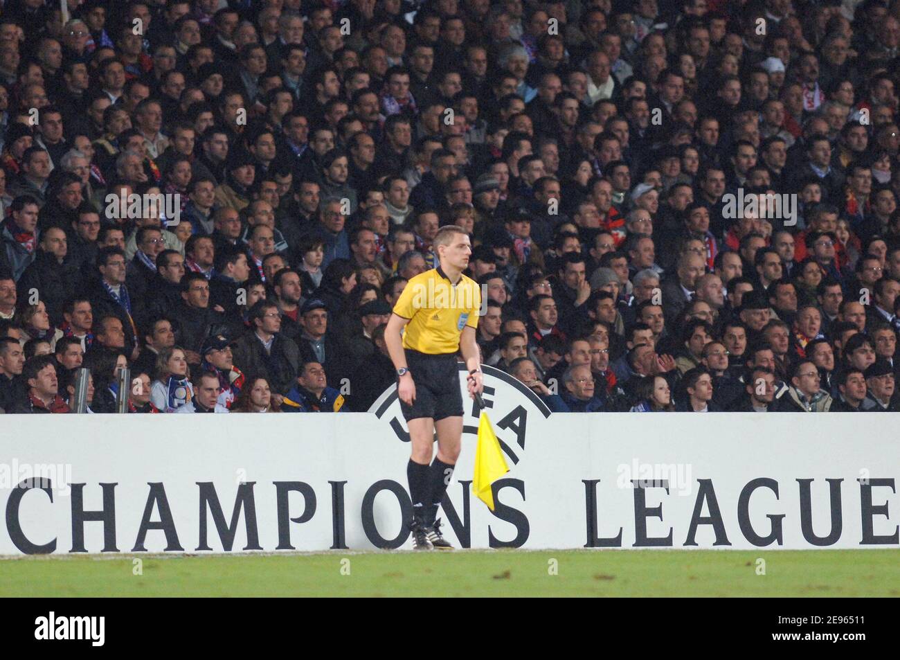 Atmosphère pendant le match de l'UEFA Champions League, Olympic Lyonnais vs PSV Eindhoven au stade Gerland à Lyon, France, le 8 mars 2006. Le Lyonnais olympique a gagné 4-0. Photo de Stéphane Kempinaire/Cameleon/ABACAPRESS.COM Banque D'Images