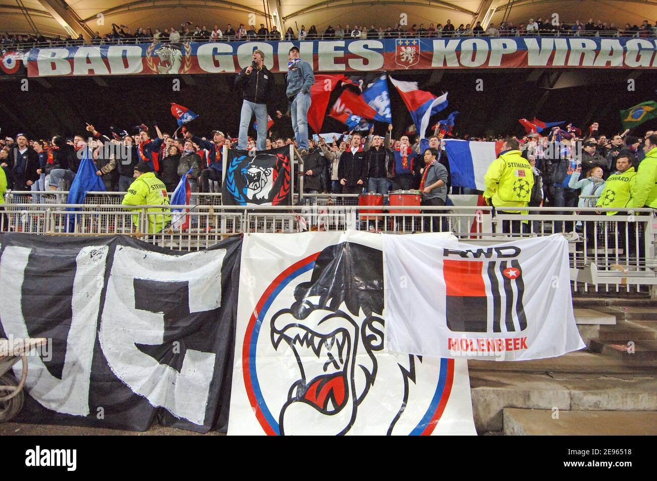 Atmosphère pendant le match de l'UEFA Champions League, Olympic Lyonnais vs PSV Eindhoven au stade Gerland à Lyon, France, le 8 mars 2006. Le Lyonnais olympique a gagné 4-0. Photo de Stéphane Kempinaire/Cameleon/ABACAPRESS.COM Banque D'Images