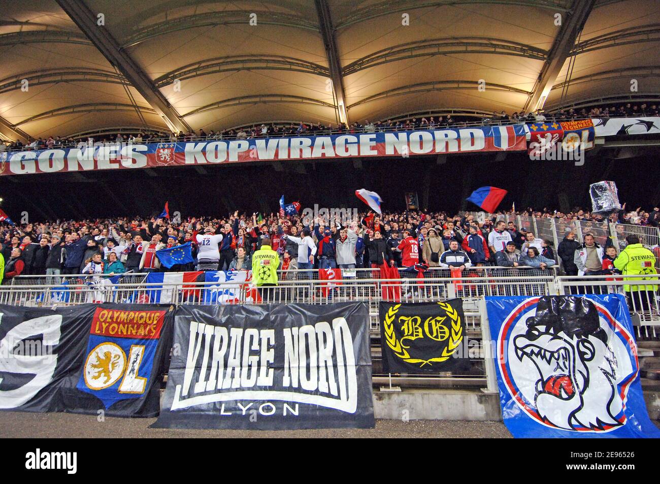 Atmosphère pendant le match de l'UEFA Champions League, Olympic Lyonnais vs PSV Eindhoven au stade Gerland à Lyon, France, le 8 mars 2006. Le Lyonnais olympique a gagné 4-0. Photo de Stéphane Kempinaire/Cameleon/ABACAPRESS.COM Banque D'Images