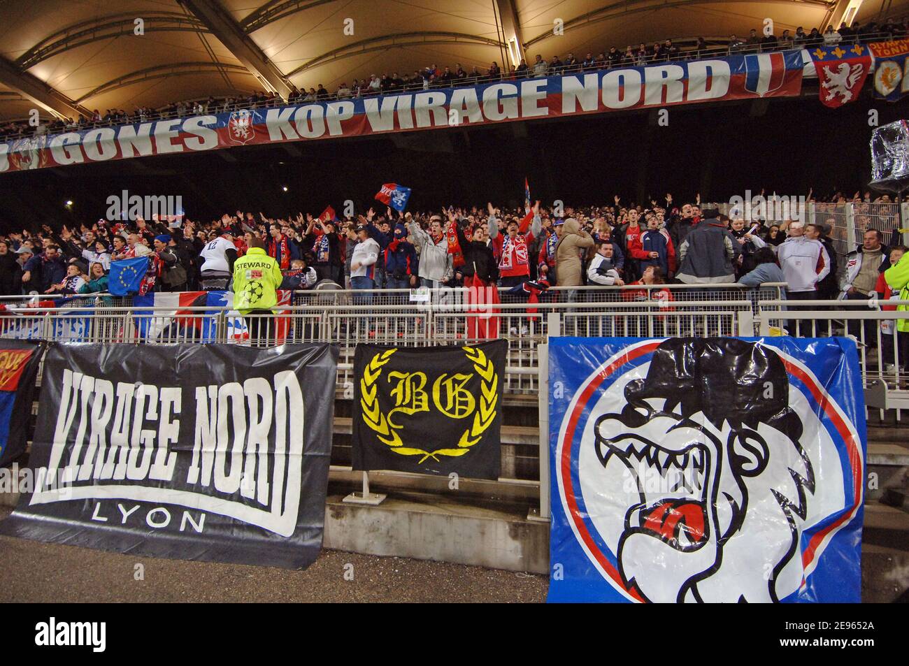 Atmosphère pendant le match de l'UEFA Champions League, Olympic Lyonnais vs PSV Eindhoven au stade Gerland à Lyon, France, le 8 mars 2006. Le Lyonnais olympique a gagné 4-0. Photo de Stéphane Kempinaire/Cameleon/ABACAPRESS.COM Banque D'Images