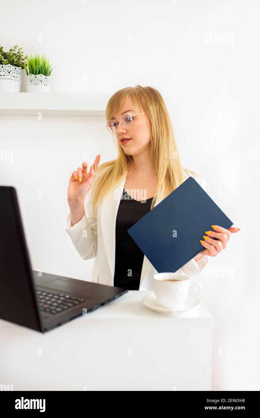 Femme avocate donnant la consultation en ligne à la maison.counseling en ligne, éducation en ligne, l'apprentissage à distance. Conseil fiscal à la journée de l'avocat de lawye.Lawyer Banque D'Images