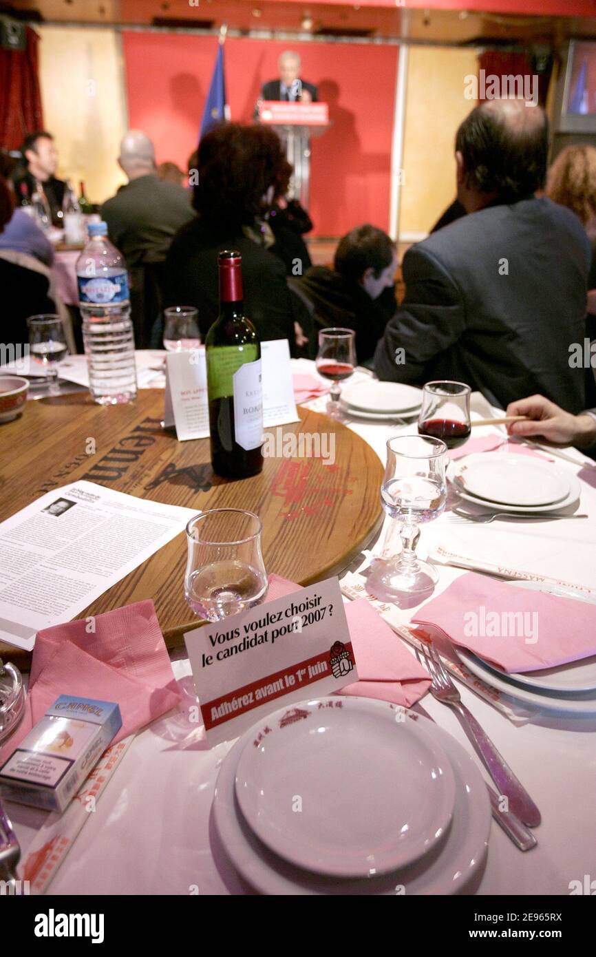 Ambiance lors d'une réunion "le grand banquet de l'alternative" organisée  par Dominique Strauss-Kahn, membre du parti socialiste français, dans le  restaurant "Chine Massena" à Paris, France, le 12 mars 2006. Photo de