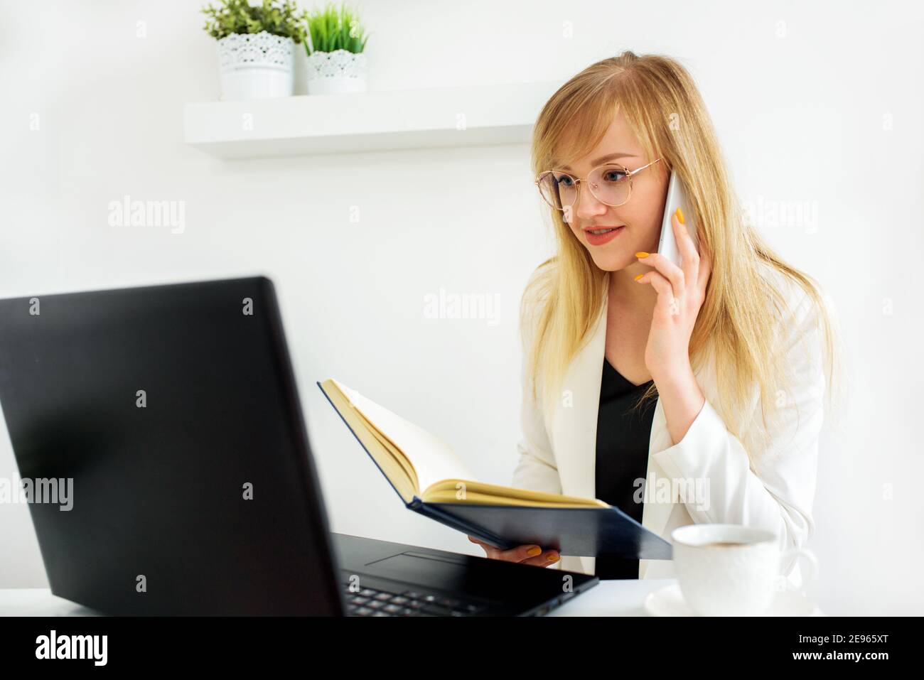 Femme avocate donnant la consultation en ligne à la maison.counseling en ligne, éducation en ligne, l'apprentissage à distance. Conseil fiscal à la journée de l'avocat de lawye.Lawyer Banque D'Images