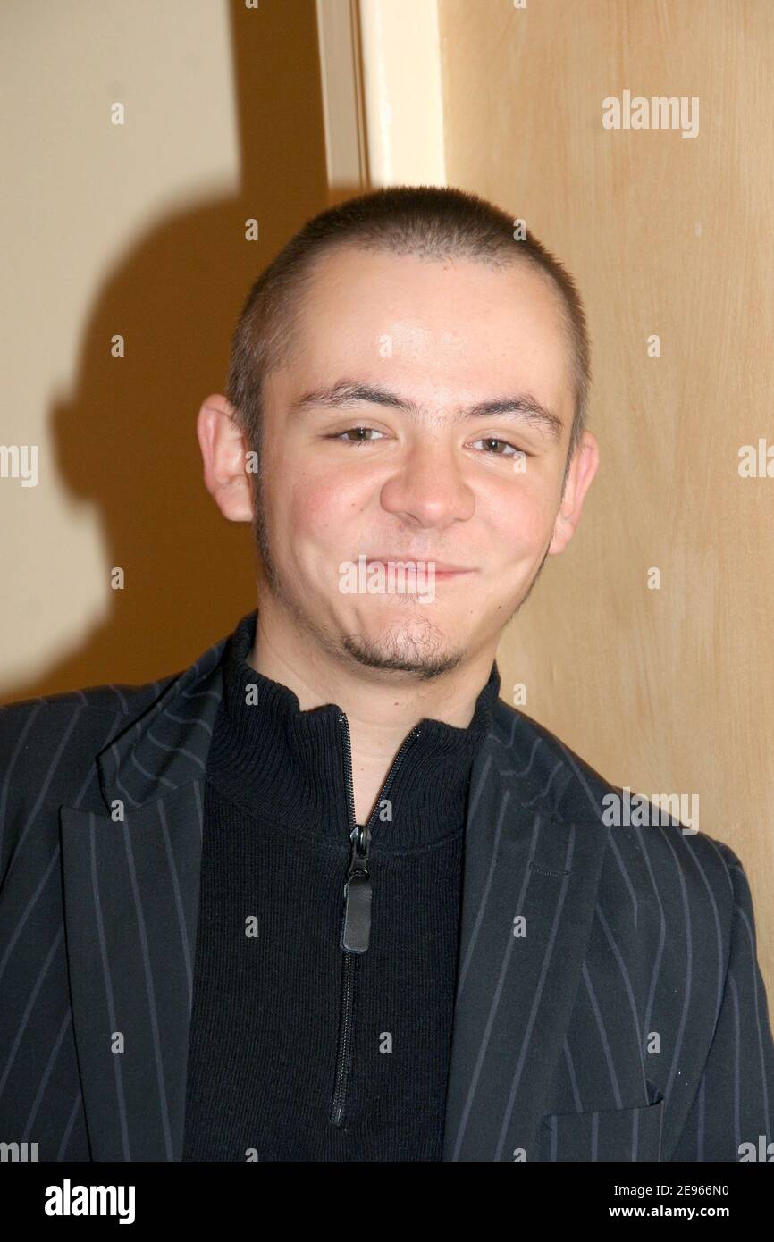 L'acteur français Damien Jouillerot pose à l'intérieur de l'hôtel flore
